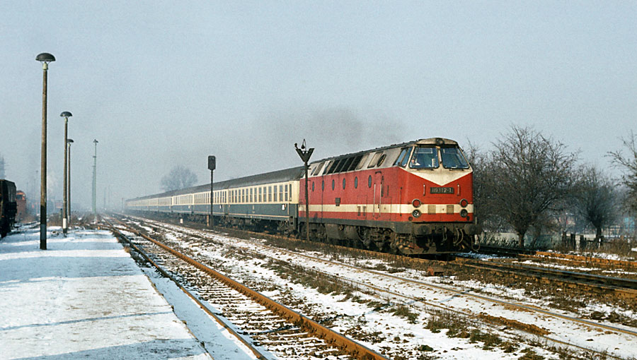 119 112 Bw Oebisfelde mit D 447 Kln - Leipzig in Haldensleben, 31.01.1987