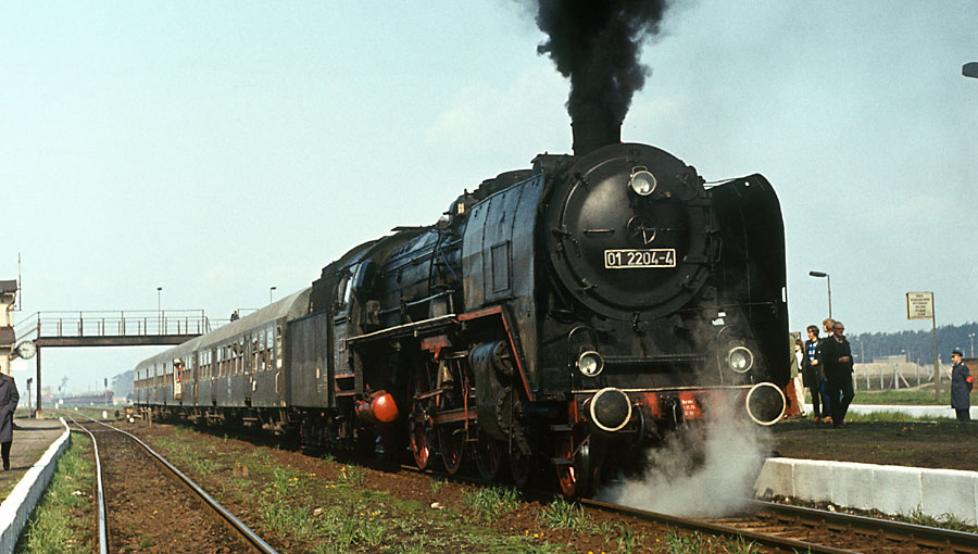 01 2204 mit Sonderzug Rostock - Wittenberge in  Priemerburg, 08.05.1982