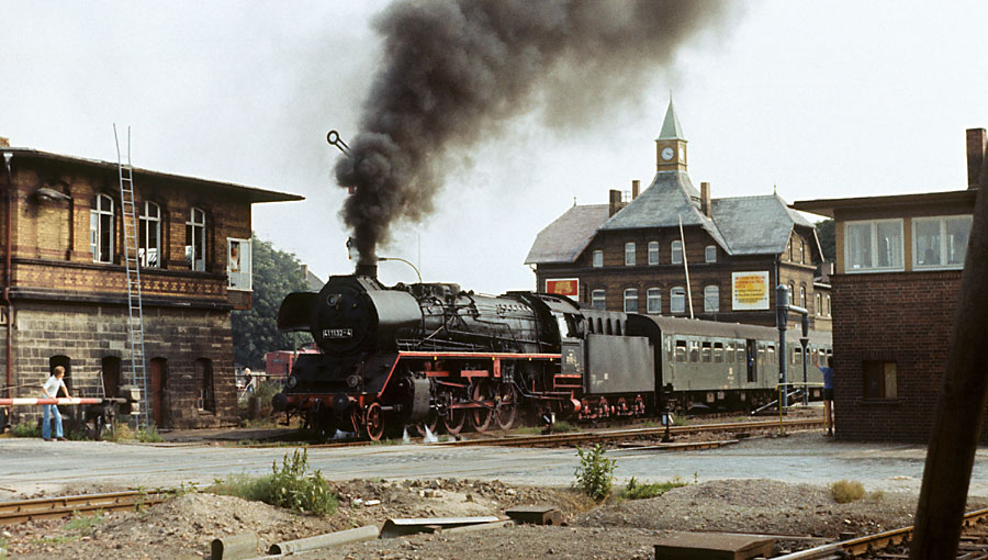 41 1132 mit P 3226 Erfurt - Schönebeck Salzelmen verläßt Güsten, 25.07.1982