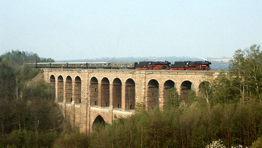 58 3047 und 35 1113 überqueren mit einem Sonderzug nach Karl-Marx-Stadt den Viadukt bei Waldheim, 11.05.1985