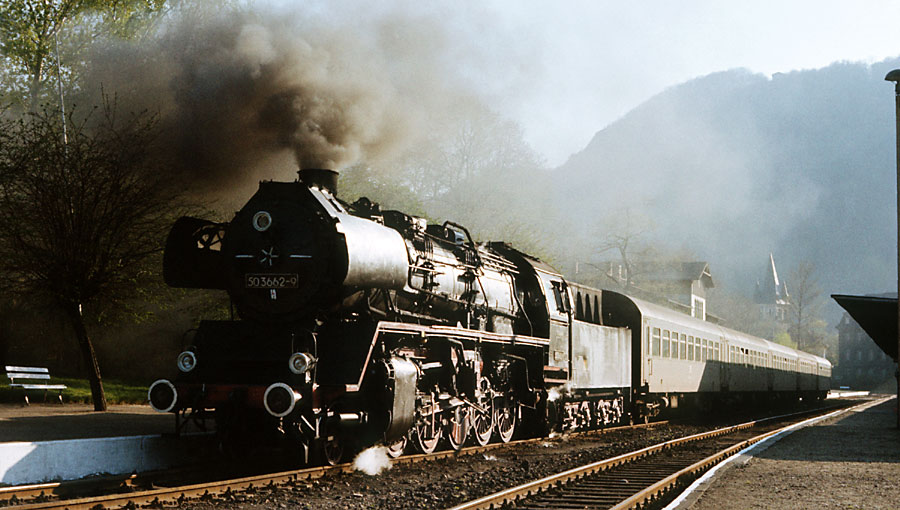 50 3662 steht am Abend des 24.04.1988 mit dem P 8459 nach Halberstadt abfahrbereit im Bahnhof Thale