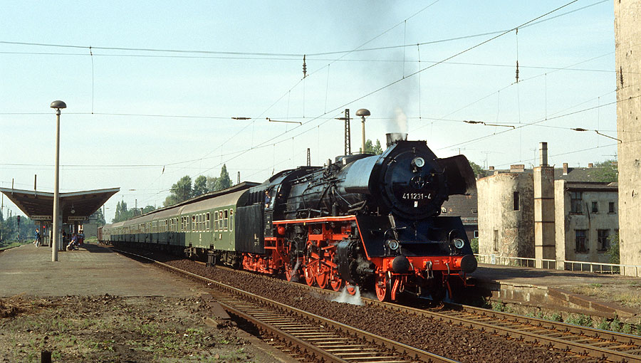 41 1231 mit P 6249 Magdeburg-Aschersleben am 24.08.1990 im Bahnhof Magdeburg-Buckau