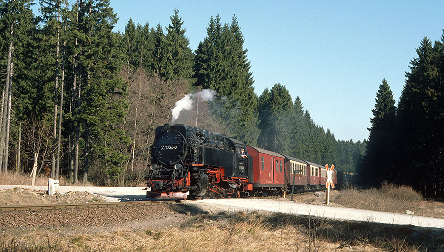 99 7234 mit dem P 14405 Wernigerode - Nordhausen bei Drei Annen Hohne, 17.03.1990