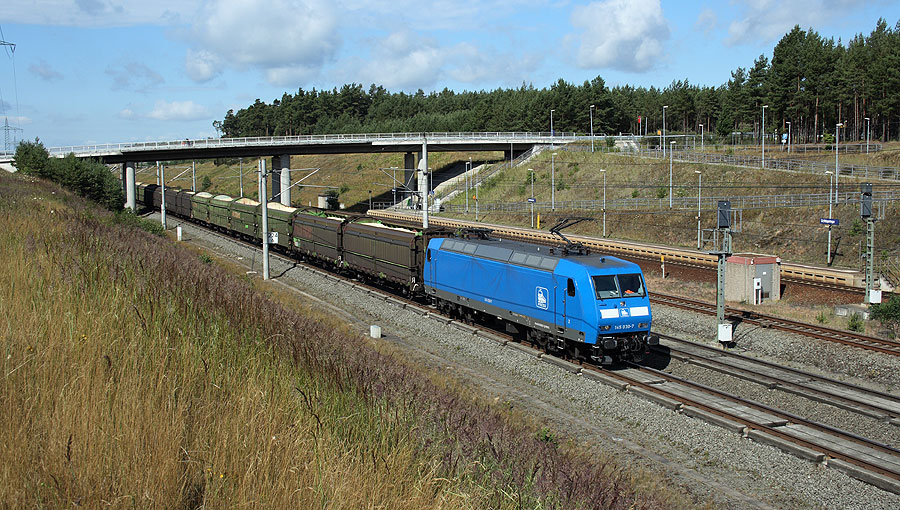 145 030 der Press mit einem Holzhackschnitzelzug nach Niedergörne am 12.07.2008 in Uchtspringe. 