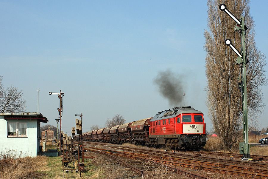 232 908 verlt mit einem Dngerzug Gro Ammensleben in Richtung Magdeburg, 16.03.2012.