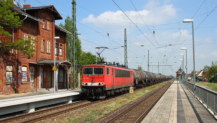 155 105 durchfhrt mit einem Kesselzug in Richtung Magdeburg den Haltepunkt Mahlwinkel, 08.05.2012. 